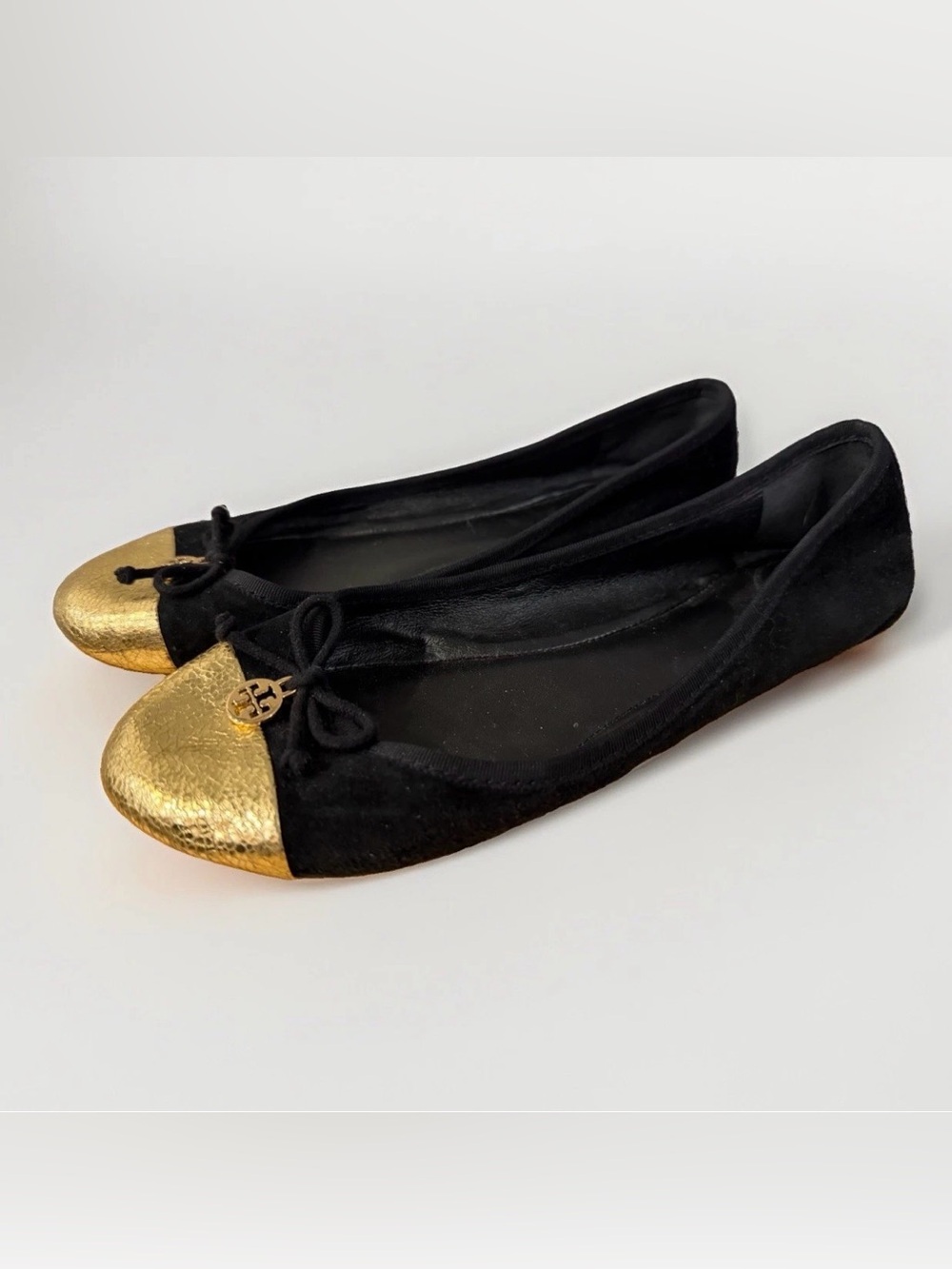Tory Burch Womenโs 9 Black Suede Cap Toe Logo Charm Slip-On Ballet Flats